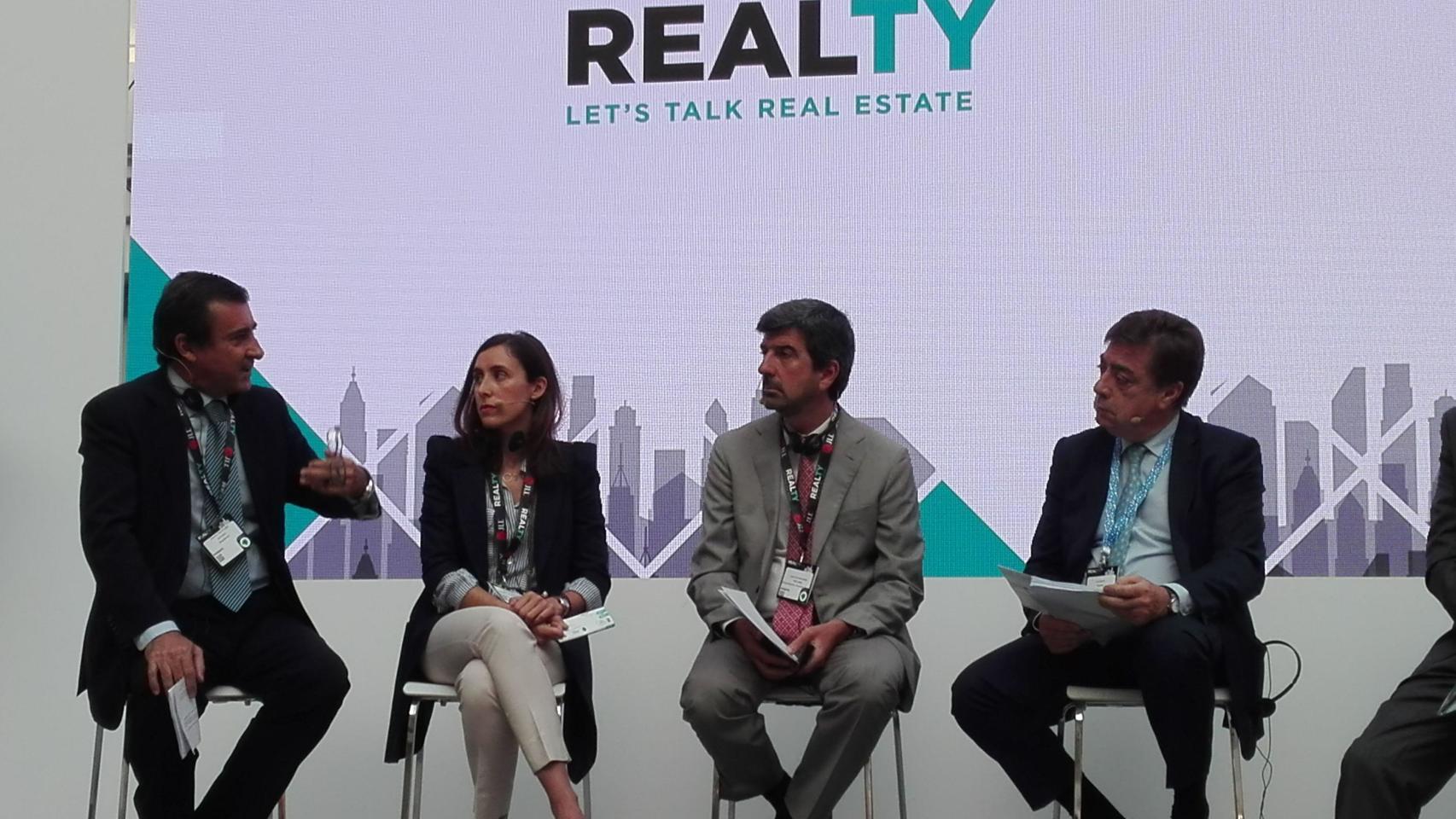 A la izquierda, el presidente de Armabex, Antonio Fernández Hernando, en un reciente evento inmobiliario.