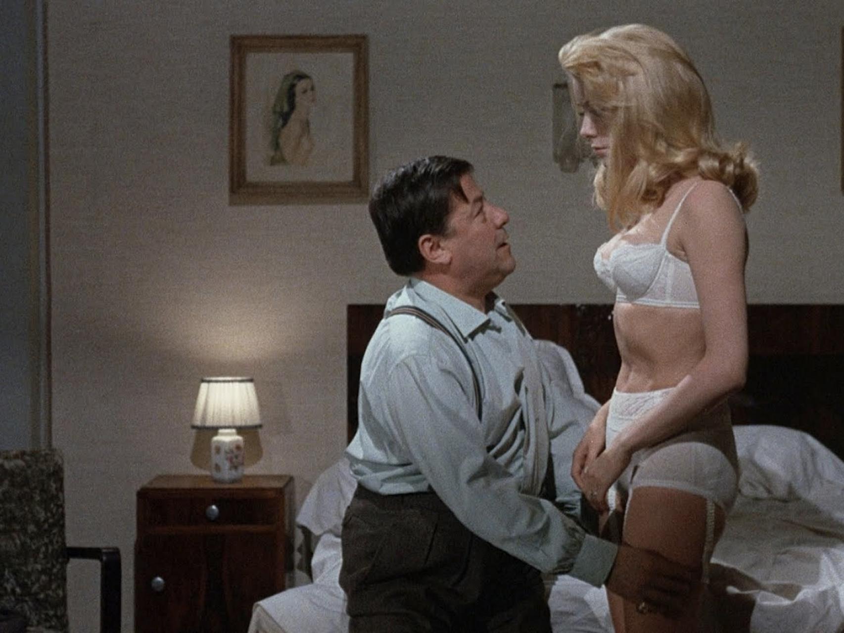 Fotograma de Belle de jour, de Luis Buñuel, una de las referencias predilectas de la novela erótica del verano.