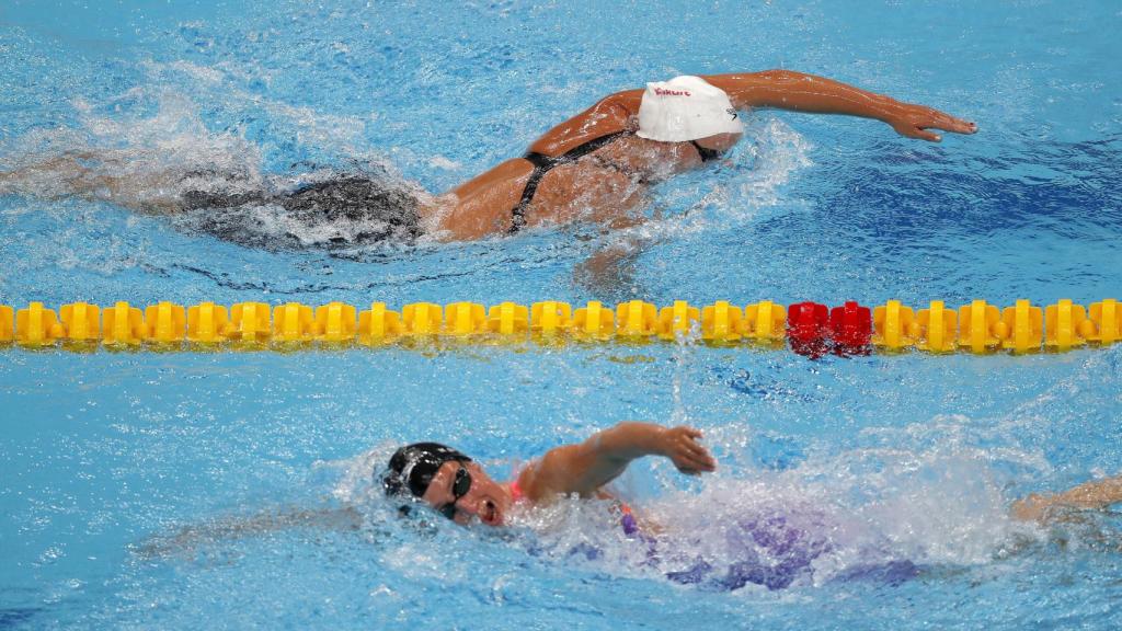 Ledecky (arriba) y Belmonte (abajo) en acción.
