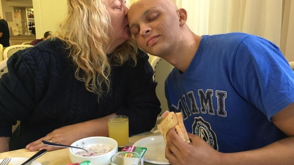 Gerardo junto a su madre.