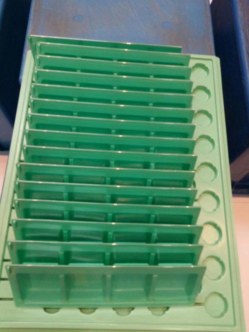 Durante toda la noche, una de las tareas de Rosa es rellenar 600 pastilleros como este para cada uno de los ancianos internos en la residencia.