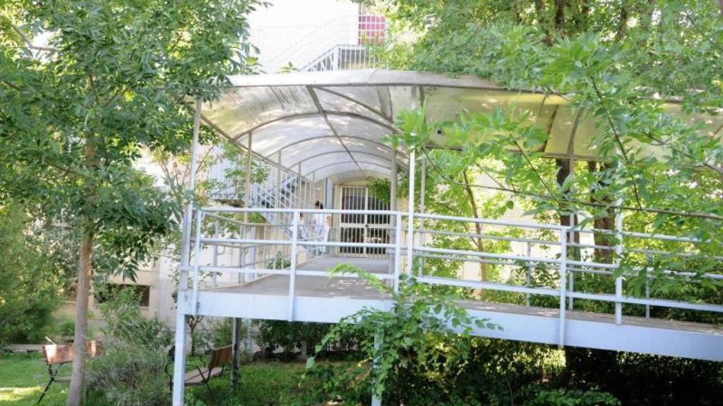 Jardines de la residencia Doctor González Bueno. Allí los enfermeros del turno de noche, las pasan complicadas para llegar a todo.