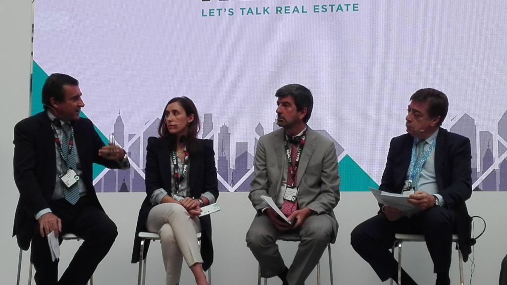 A la izquierda, el presidente de Armabex, Antonio Fernández Hernando, en un reciente evento inmobiliario.