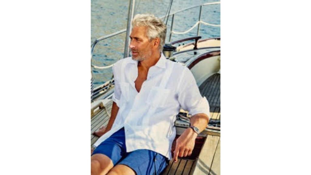 Foto de la guayamisa (una unión de la guyabera y la camisa) con la manga remangada, la otra opción que propone Mirto para el verano.