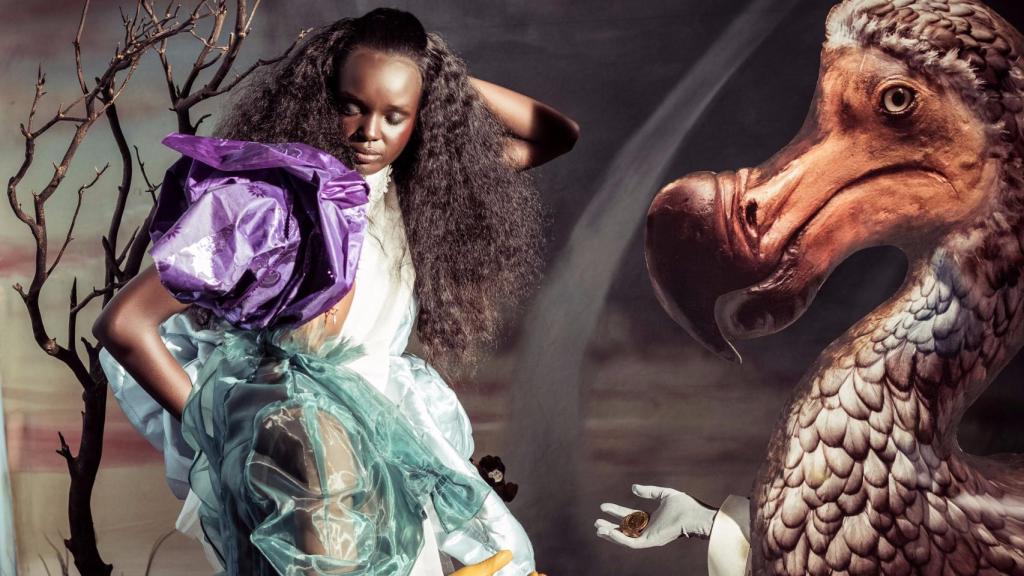 La exótica modelo australiana-sudanesa Duckie Thot posando para Tim Walker en el Calendario Pirelli 2018. | Foto: Pirelli.