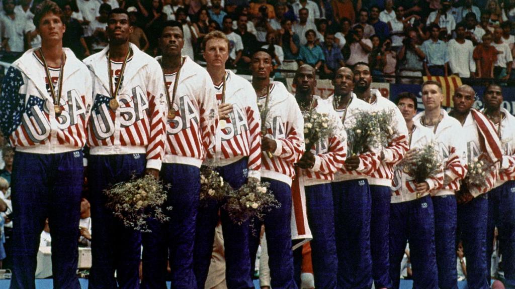 El Dream Team al recibir el oro olímpico del 92.