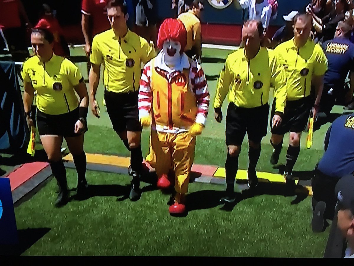 Las redes se mofan de la presencia de Ronald McDonald en Real Madrid - Manchester United