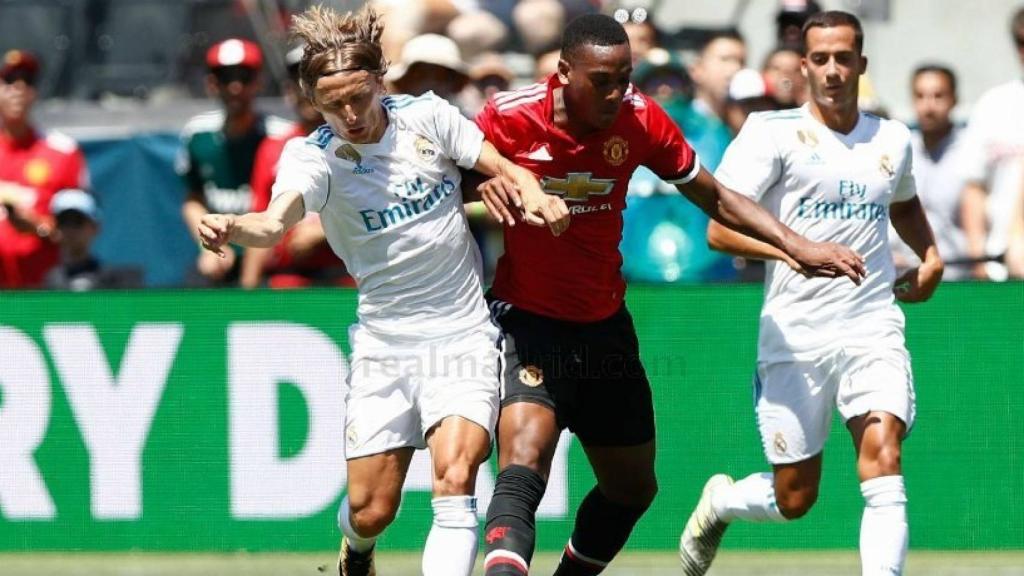 Luka Modric pelea un balón con Martial