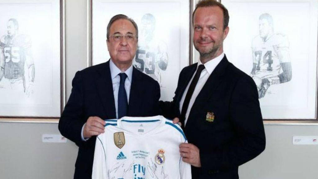 Florentino Pérez y Ed Woodward intercambian regalos