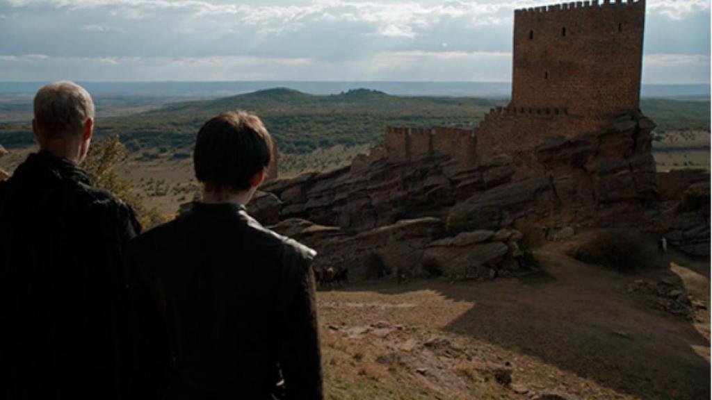 Fotograma de la serie con la Torre de la Alegría