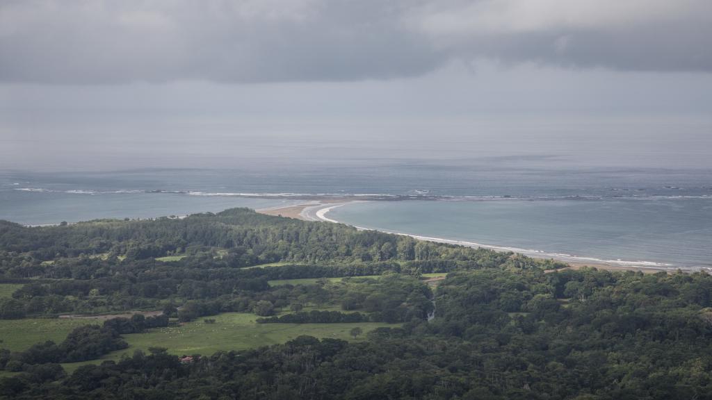 Punta Uvita, con forma de cola de ballena, es el lugar más característico del parque que se puede ver cuando la marea está baja.