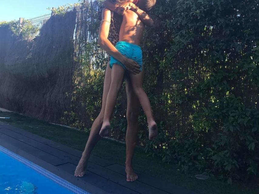 Alba Carrillo con su hijo Lucas en la piscina.