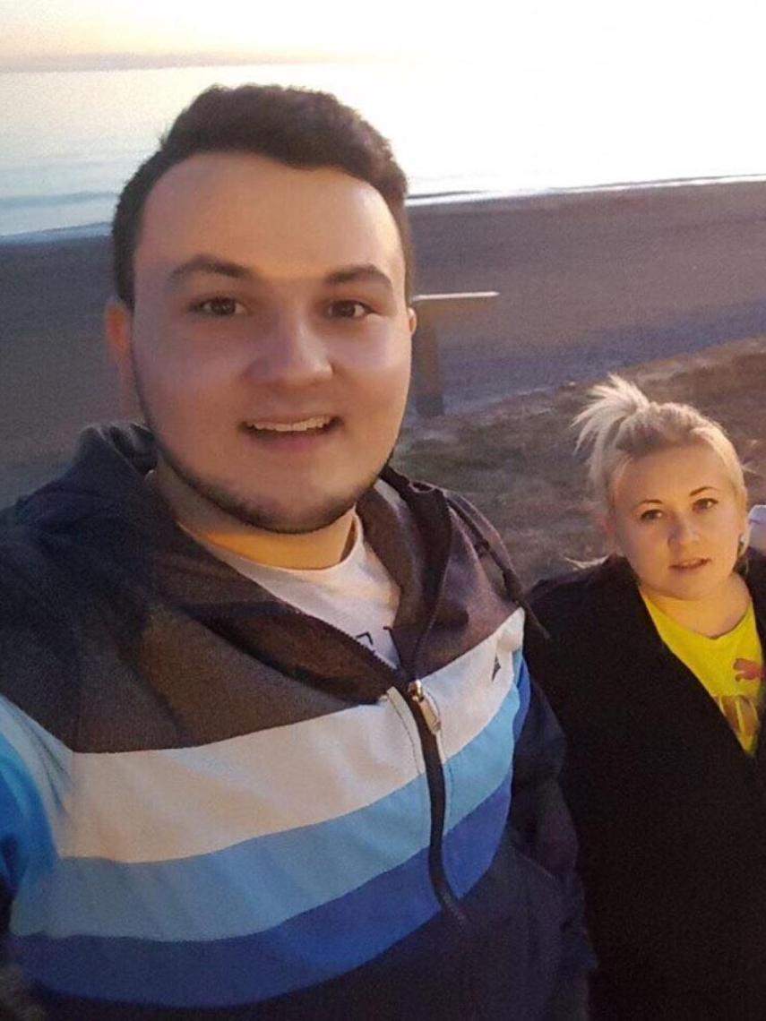 Andra Violeta junto a su hermano Akhim.