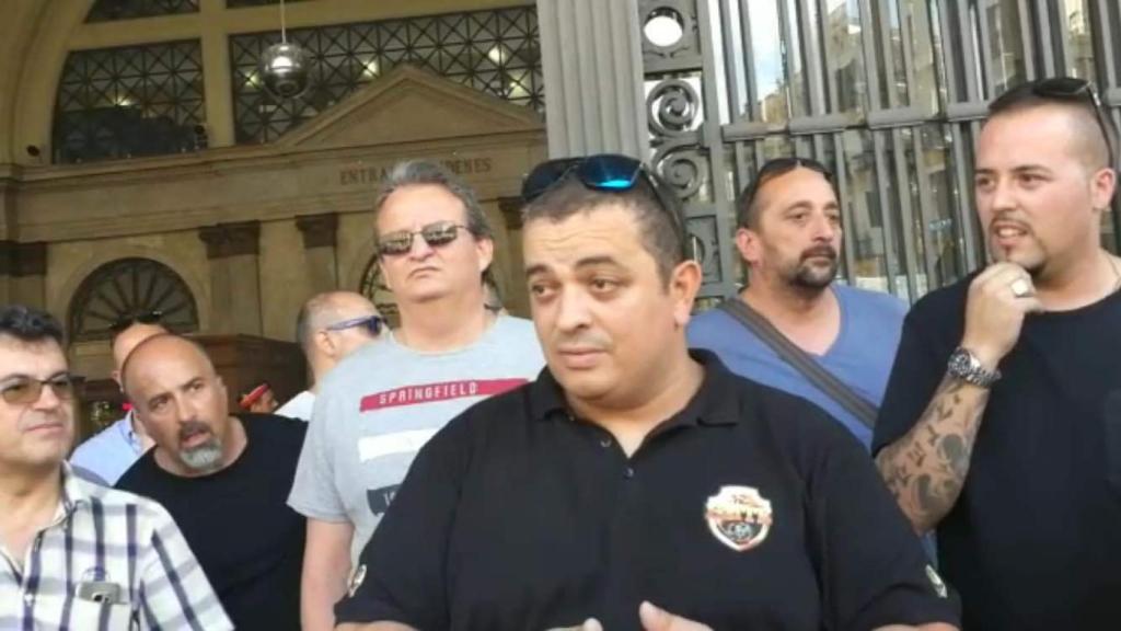 Tito Álvarez salió de la reunión con el ministro entre los aplausos de sus compañeros taxistas