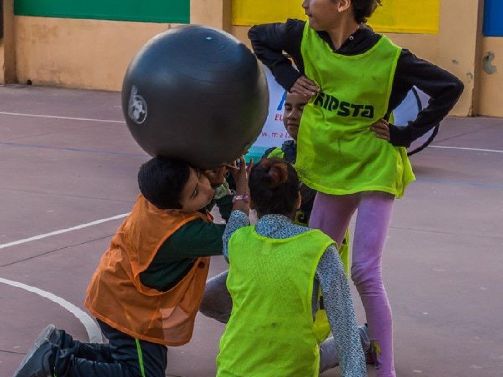 Uno de los equipos durante un partido de baloncodo.