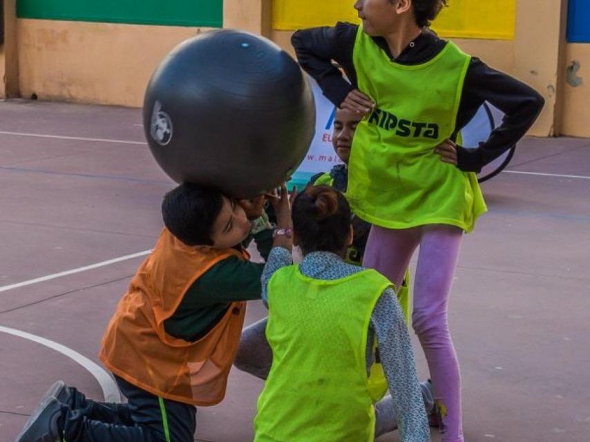 Uno de los equipos durante un partido de baloncodo.