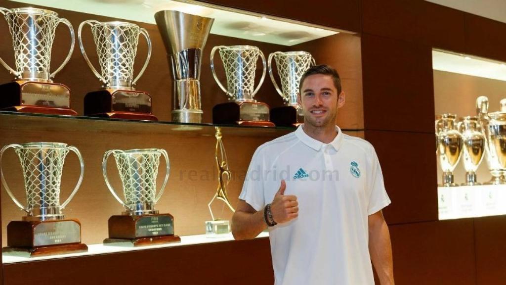 Fabien Causer posa con los títulos de la sección de baloncesto