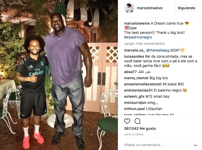 Marcelo posa junto a Shaquille O'Neal.