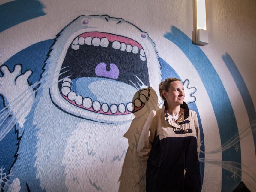 Beatriz Lucea en uno de los pasillos del Hospital de Zaragoza.