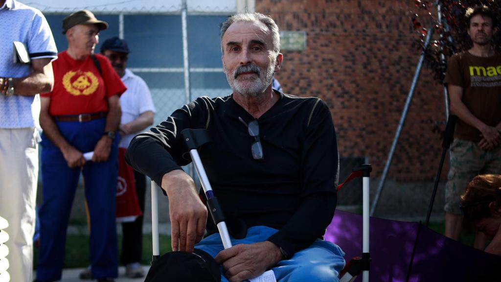 Carlos tiene 54 años y compone canciones contra Mariano Rajoy