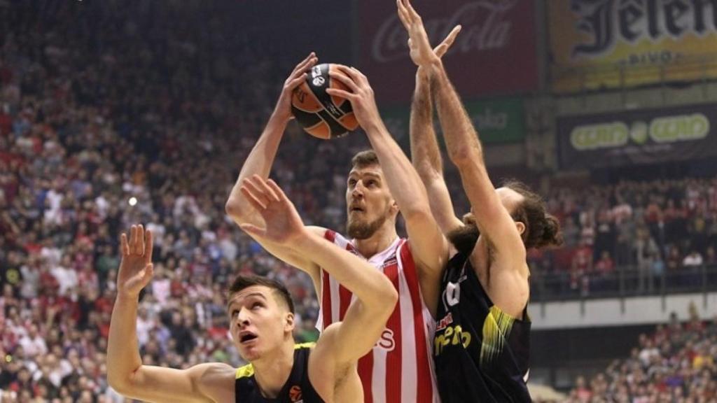 Kuzmic luchando un rebote en el partido ante Fenerbahçe. Foto: euroleague.net