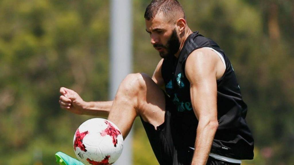 Benzema muestra sus dotes con el balón
