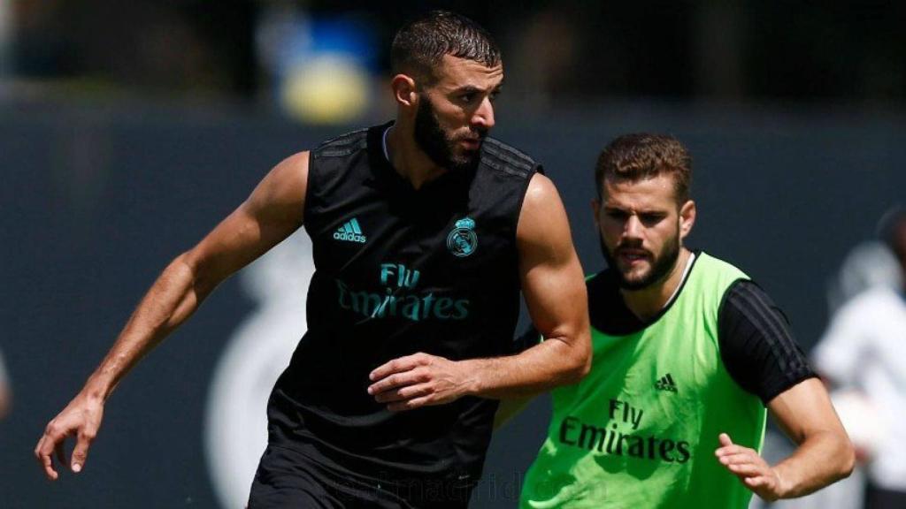 Nacho intenta arrebatar el esférico a Benzema