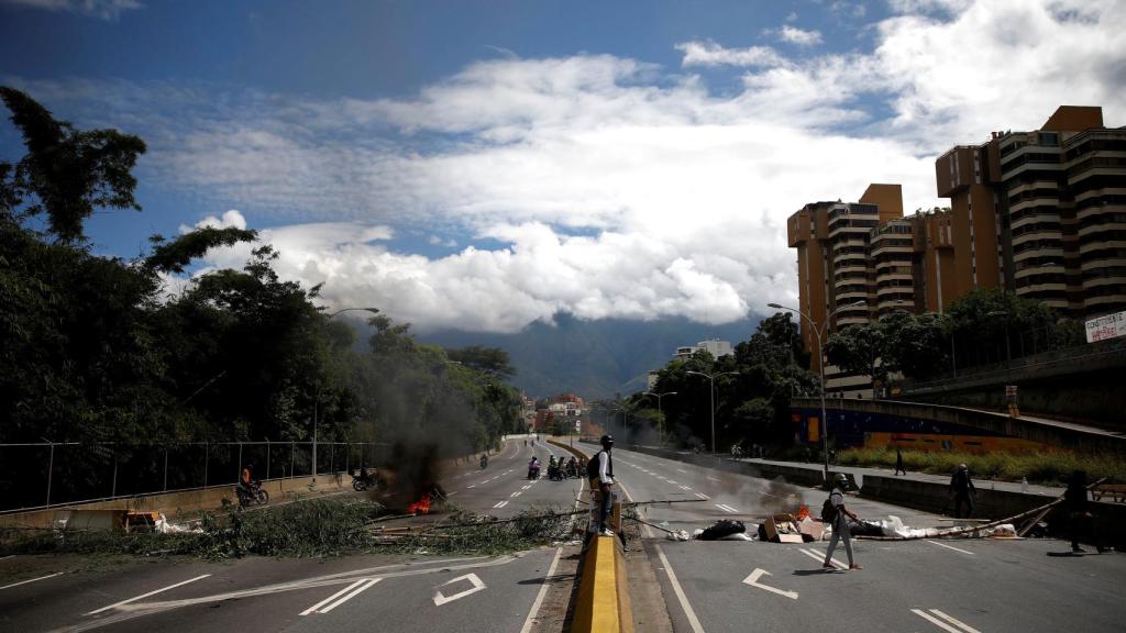 Sólo las motocicletas y los peatones han podido atravesar los bloqueos.