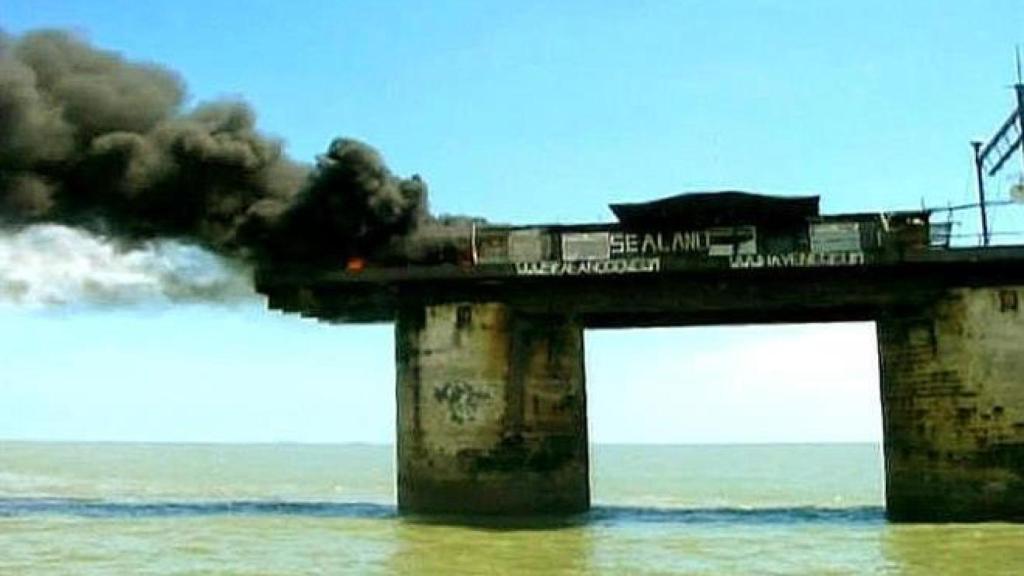 El Principado de Sealand ardiendo durante el incendio de 2006.