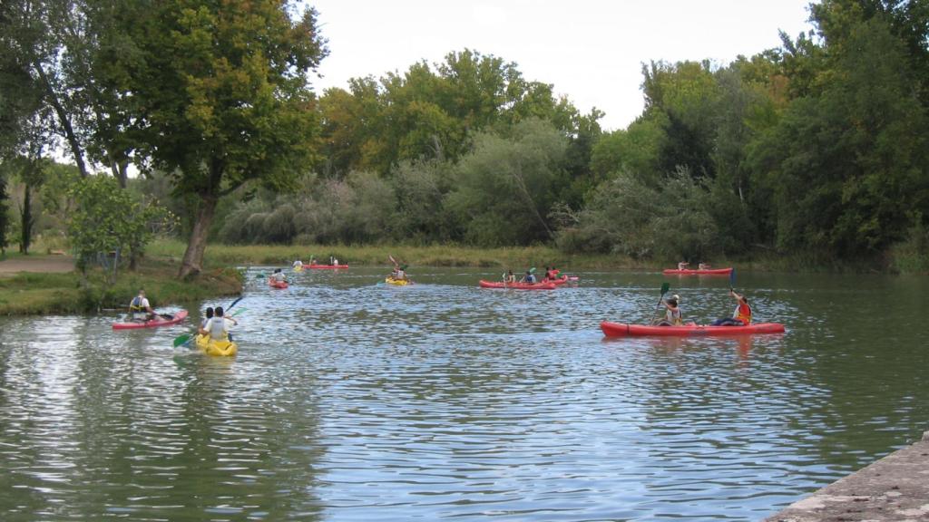 Unos piraüistas en el río Tajo.