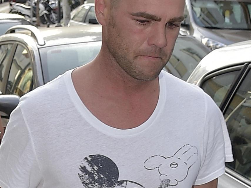 Fonsi Nieto llega al hospital donde está ingresado su tío.