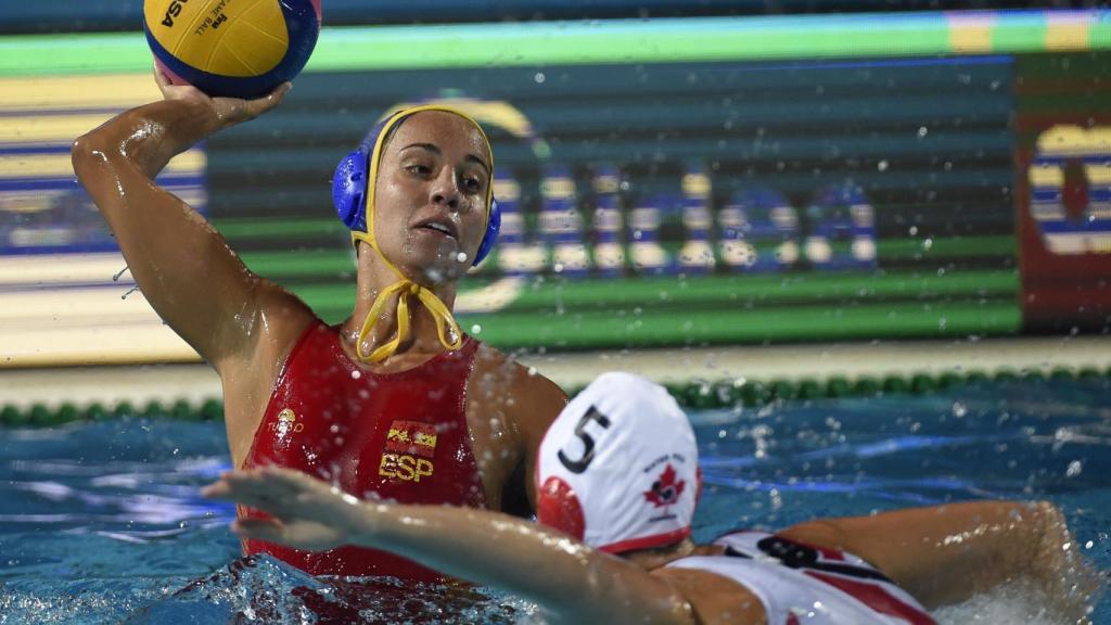 Anna Espar disputa un balón frente a la jugadora canadiense Monika Eggens. EFE