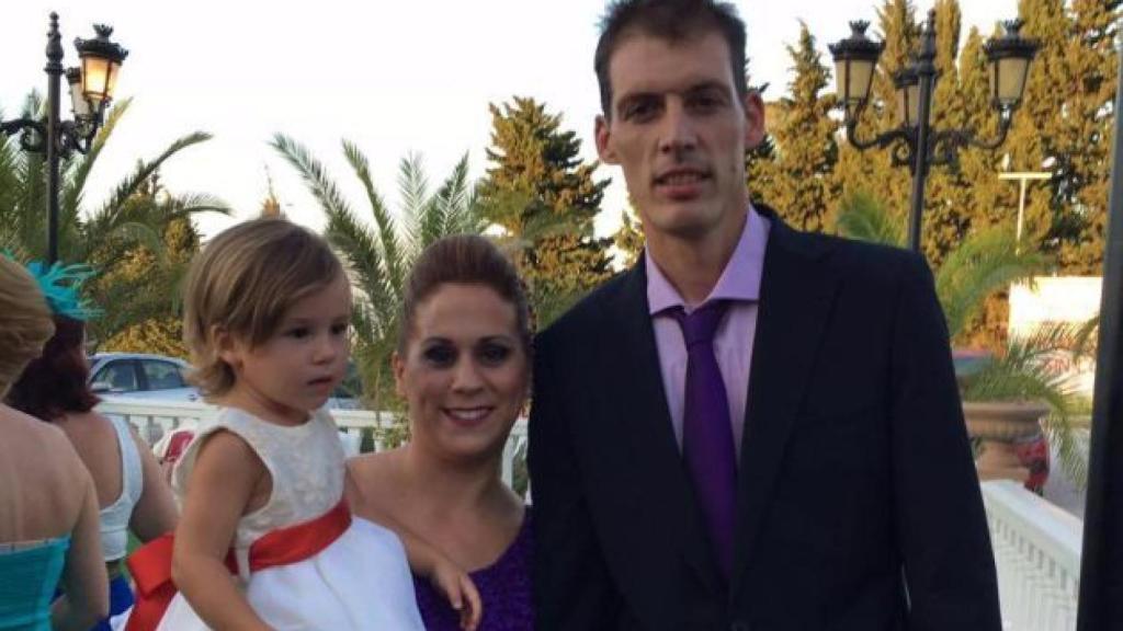 Lucía Vivar junto a sus padres en una celebración reciente