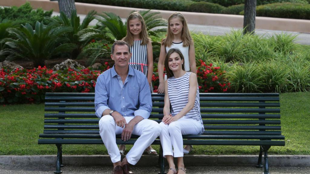 Los reyes junto a sus hijas en el posado del año pasado.