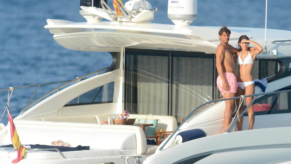 Rafa Nadal y su pareja Xisca Perello, en una imagen de archivo,  navegando en aguas mallorquinas.