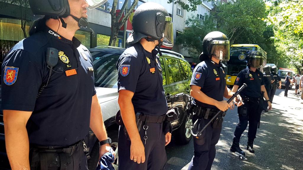 Policías protegiendo a un coche con licencia VTC