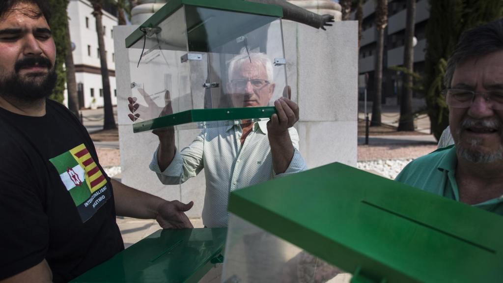 Rafael Sanmartín, uno de los precursores de la manifestación por la autonomía de Andalucía del 4 de Diciembre de 1977, sosteniendo una urna.