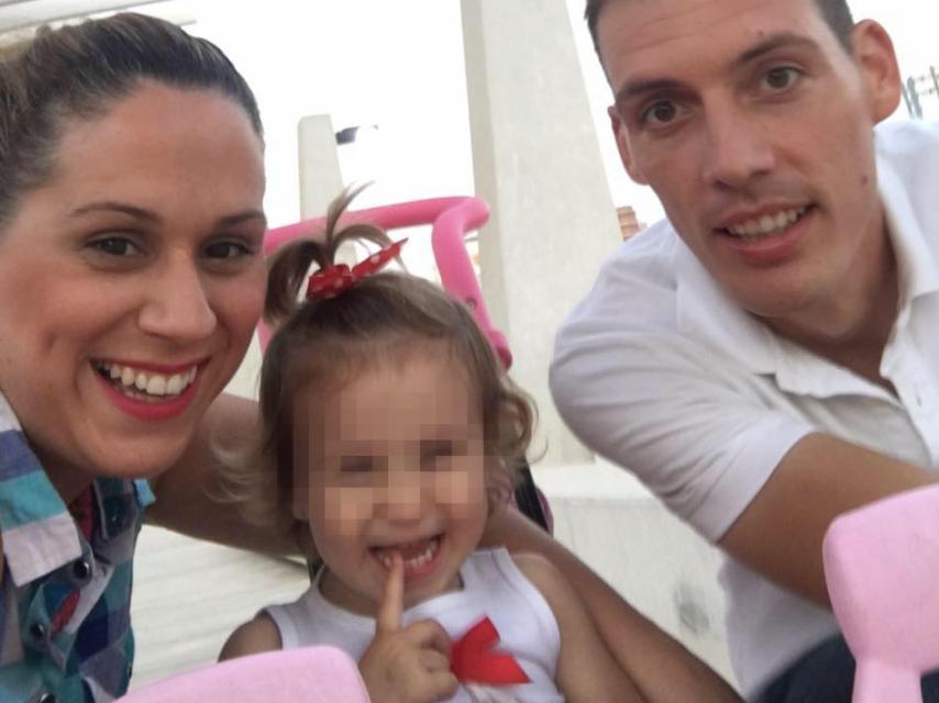 Lucía Vivar junto a sus padres Antonio y Almudena