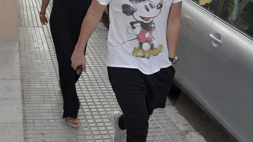 Fonsi Nieto y su mujer, Marta Castro, a su llegada al hospital donde se encuentra ingresado su tío.