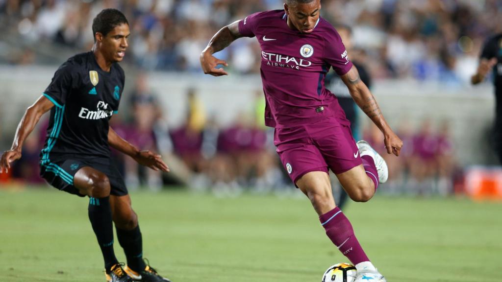 Gabriel Jesús ante Varane durante una acción del partido.