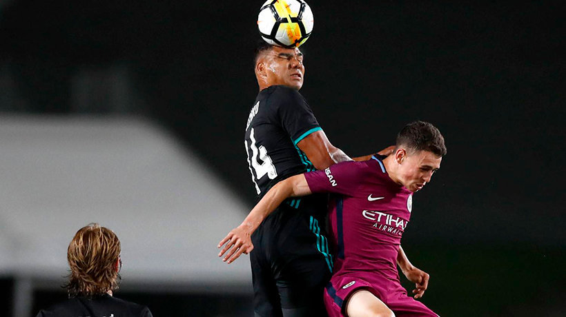 Casemiro peleando un balón alto