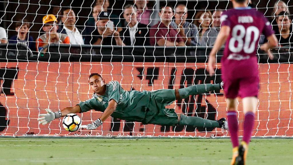 Keylor Navas deteniendo un balón frente al Manchester City.