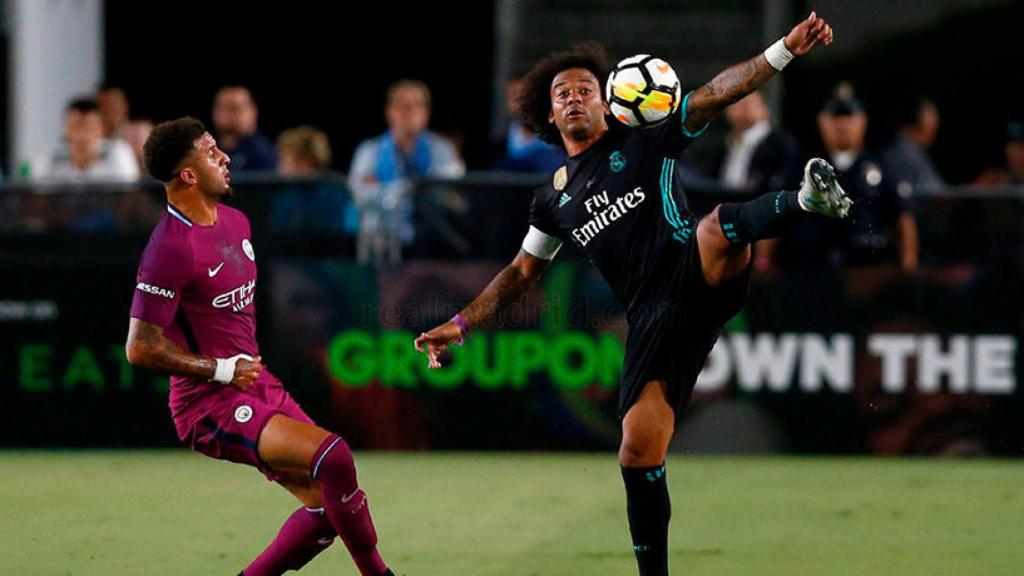 Marcelo, controlando un balón por alto