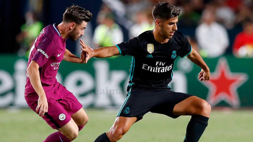 Marco Asensio defendiendo un balón ante el City