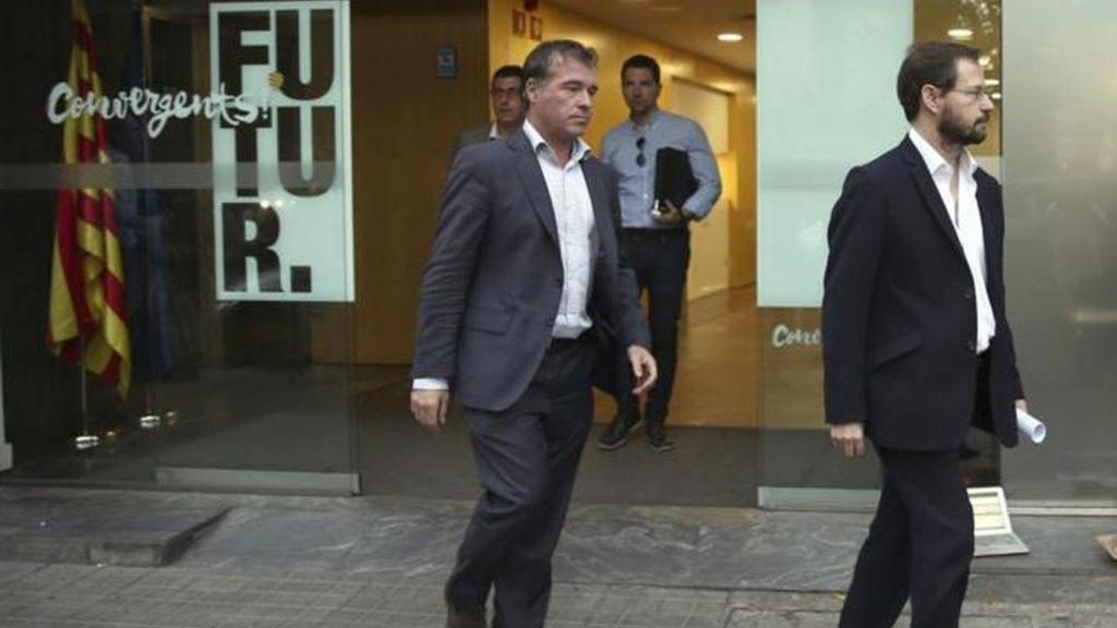 Los fiscales Grinda y Bermejo, saliendo de un registro practicado en la sede de Convergencia.