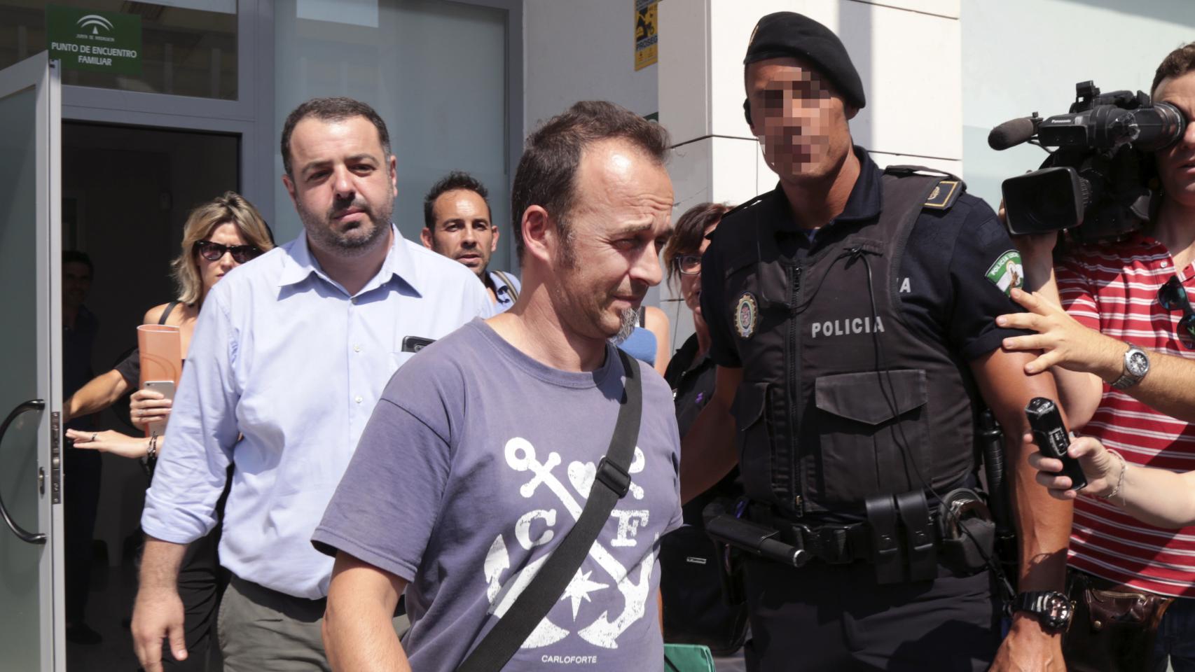 El padre de los dos hijos de Juana Rivas en el Punto de Encuentro Familiar de Granada capital.