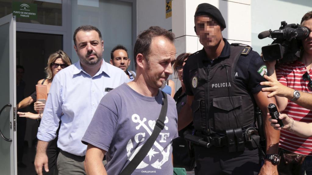 El padre de los dos hijos de Juana Rivas en el Punto de Encuentro Familiar de Granada capital.