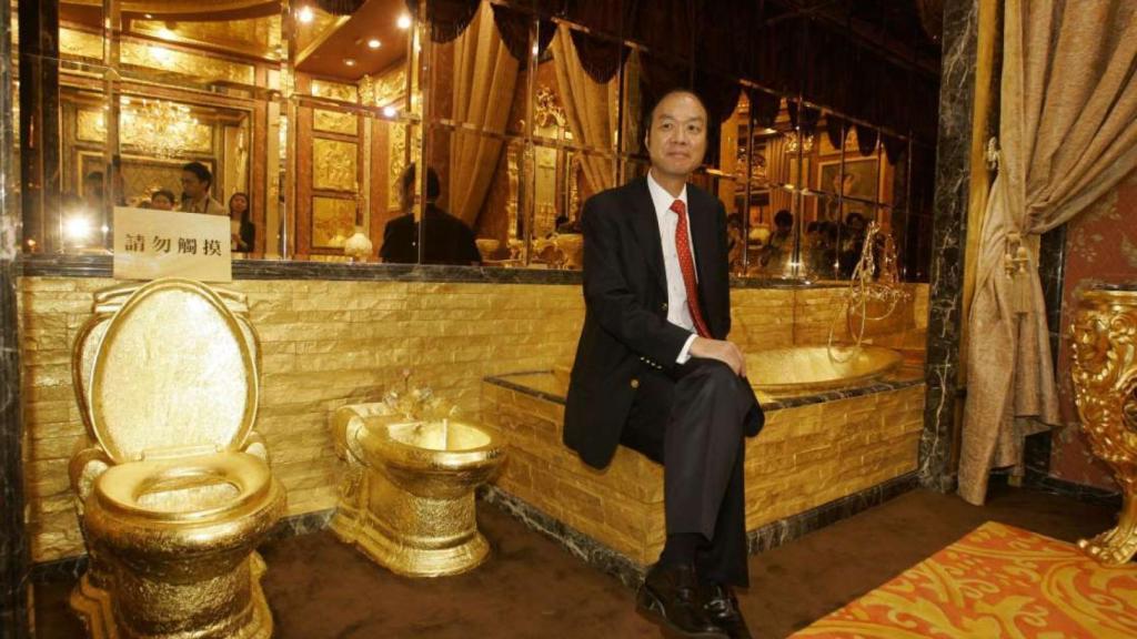 El baño y su orgulloso propietario