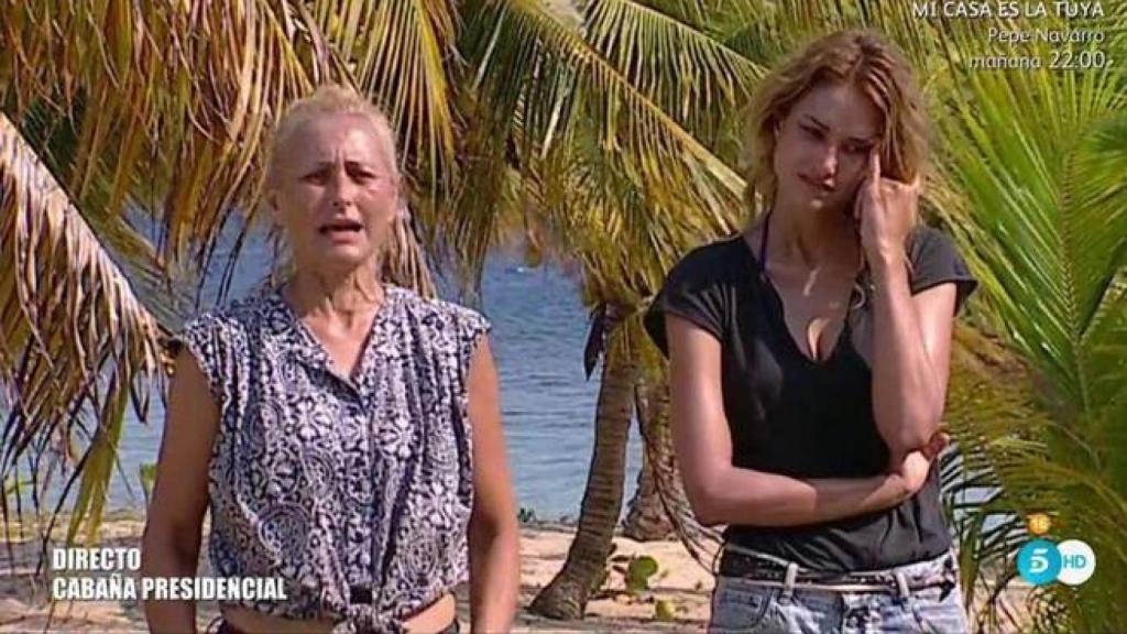 Alba Carrillo y su madre, cuando estaban a punto de abandonar el concurso.