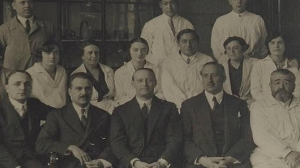 Josefa Barba en el Instituto de Fisiología de Barcelona (en el centro de la segunda fila)